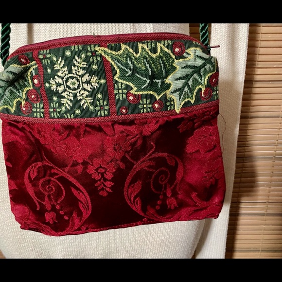 🎄Holiday crossbody bag. Deep red and green, perfect for this time of the year. - Picture 3 of 16